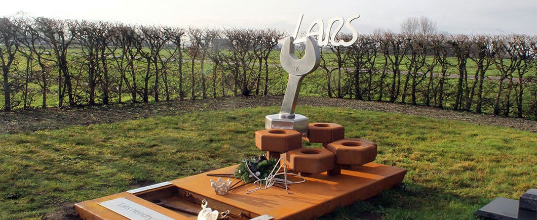 grafkunst - corten-grafmonument-jongen-16 jaar steeksleutel