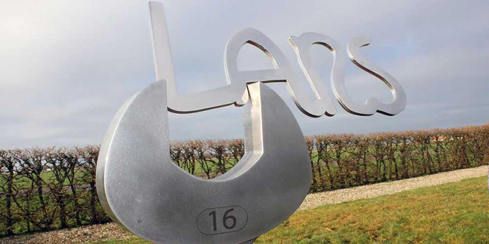 grafmonument met naam in eigen handschrift