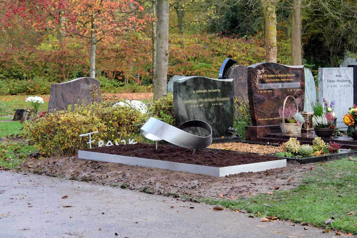 Modern RVS gedenkteken met ring Mobius voor partner