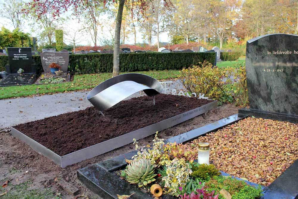 Modern gedenkteken met ring Mobius van RVS voor partner