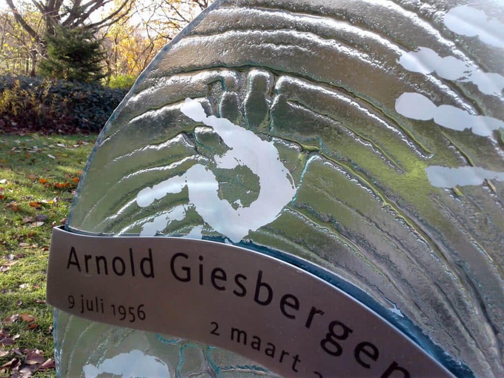 modern gedenkteken Detail handafdrukken in glazen gedenkteken met RVS voor partner