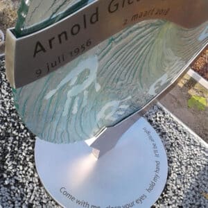 glazen grafsteen met RVS en handafdrukken