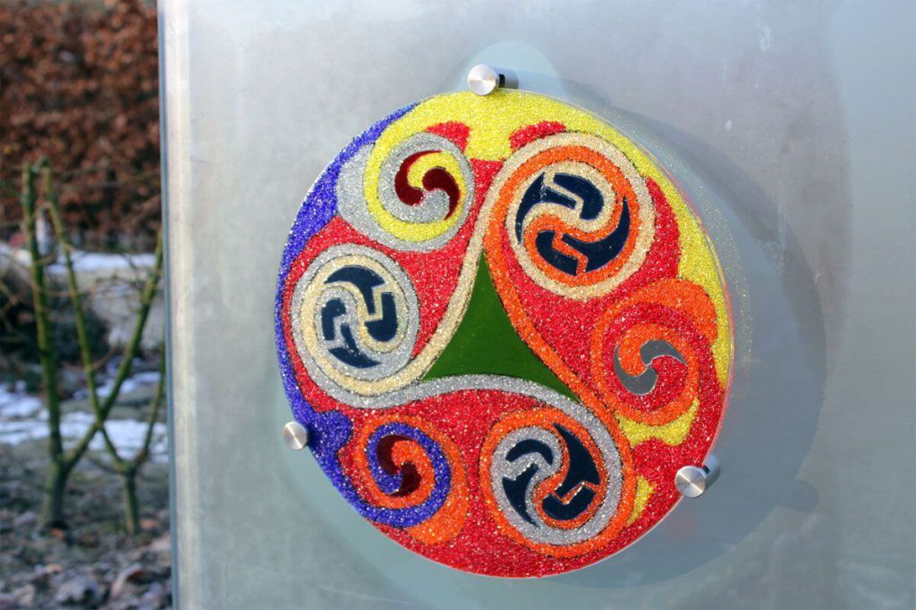 Glazen Grafsteen met kleur Kunstzinnig grafmonument met Triskel voor jongen