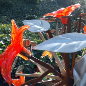 Grafkunst Detail prachtige gekleurde rode glazen bloemen gedenkteken voor partner