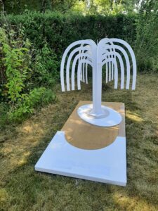 mockup van grafmonument in de tuin