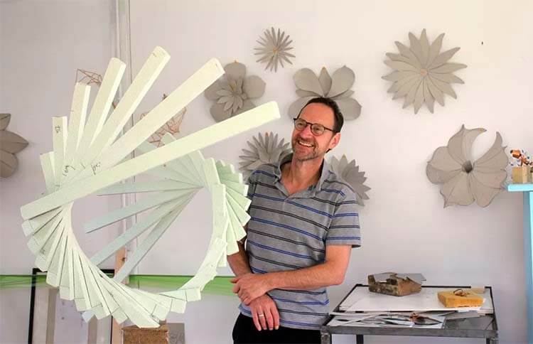 Grafkunstenaar Jeroen Stok in atelier