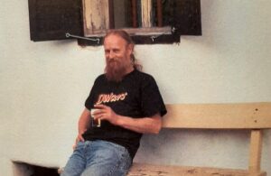 Harrie Busscher in zijn Dwars t-shirt