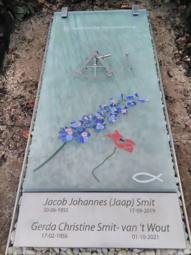 glazen grafzerk met extra naam en bloem met RVS 316