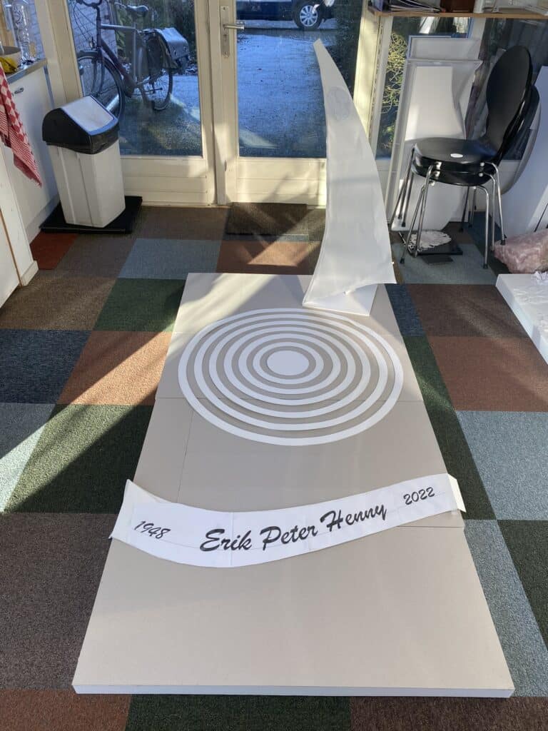 prototype grafkunst, grafmonument op ware grootte 