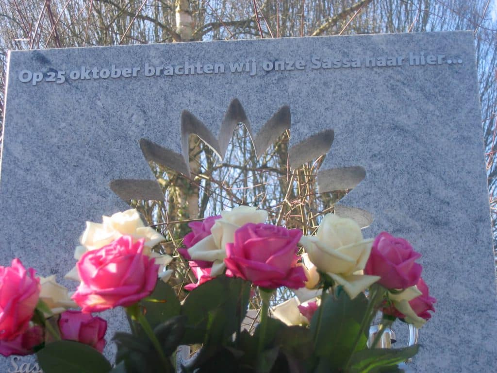 RVS letters op eigentijdse grafsteen