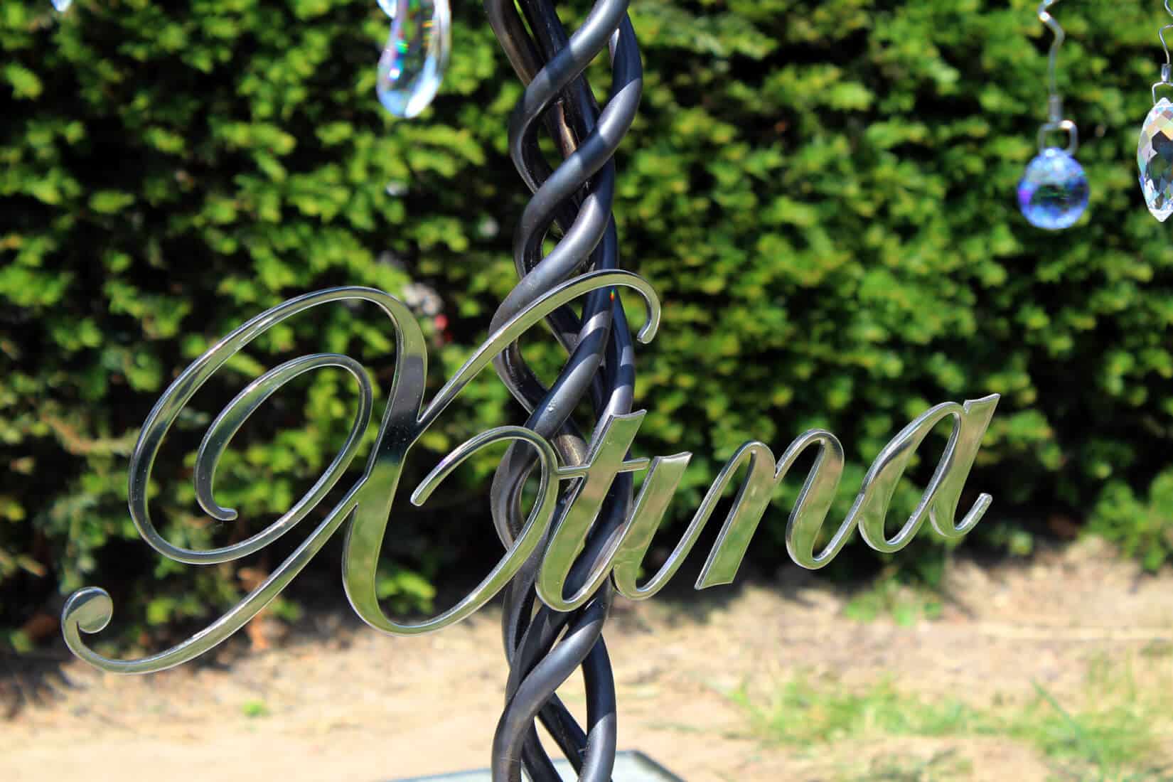 kindermonument meisje RVS