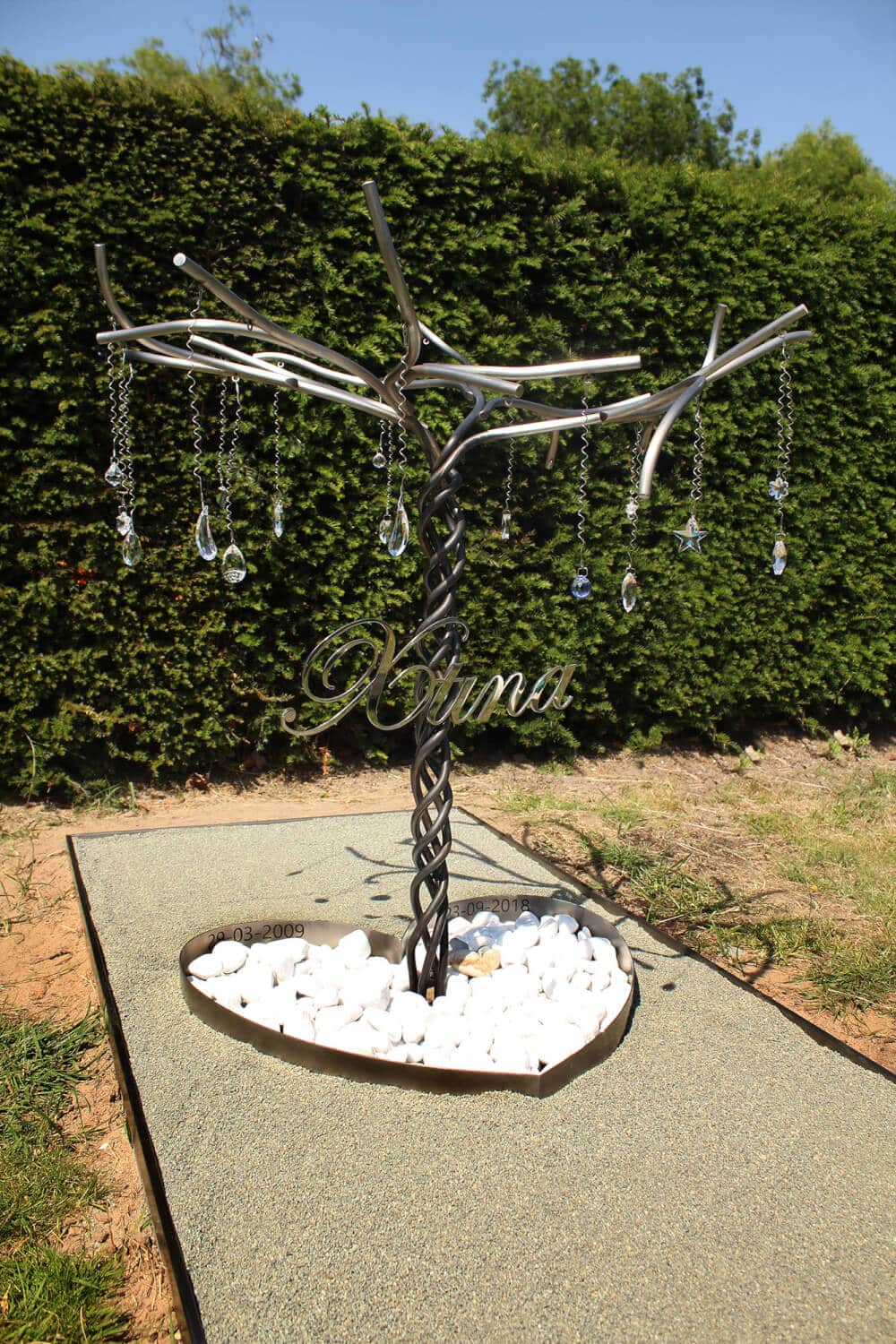 artistiek kindermonument van RVS en glas