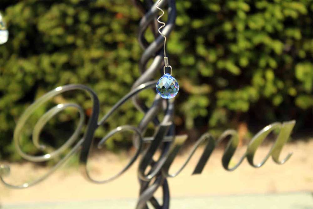 detail kindermonument RVS met swarovski