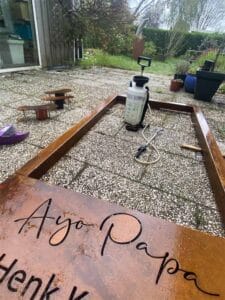 cortenstalen grafmonument aan het roesten