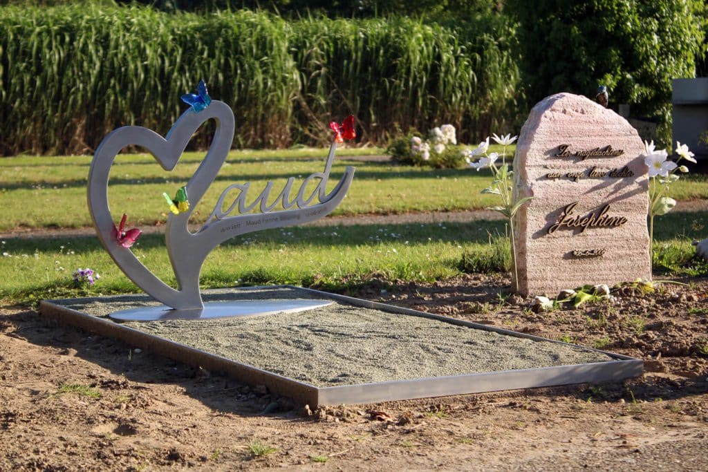 kindergrafmonument van RVS met glazen vlinders