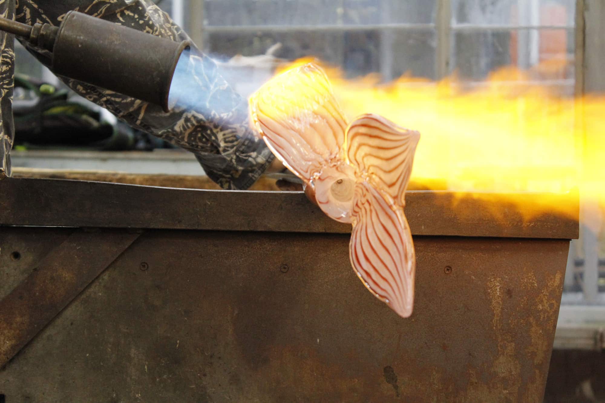 glasblazen - glazen bloem in wording