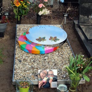 Modern RVS grafmonument met kleur en bladeren