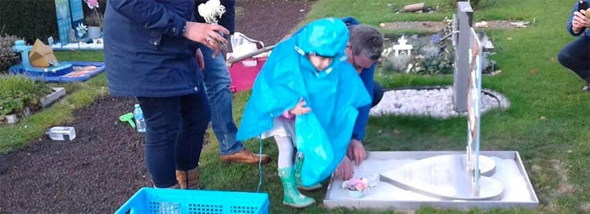 Kleine grafmonumenten - plaatsen kinder grafstenen met nabestaanden