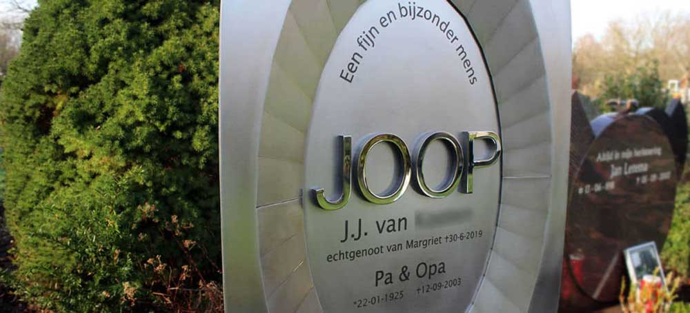 RVS grafkunst - gedenkteken met RVS letters