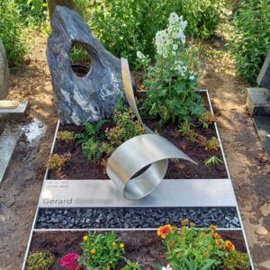 modern RVS grafmonument met watersteen