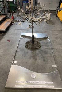 RVS grafmonument in de werkplaats