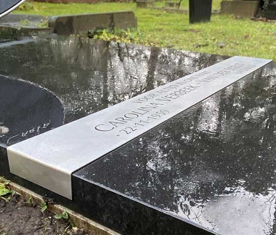 RVS letterplaat liggend op grafzerk