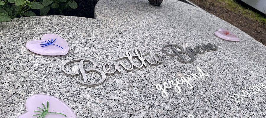 babygraf benthe met rvs letters en glazen hartjes