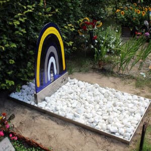 babyfgraf met artistieke regenboog van glas