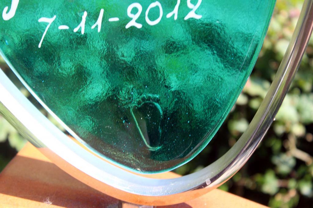 babygraf met glazen hartje met voetafdrukje