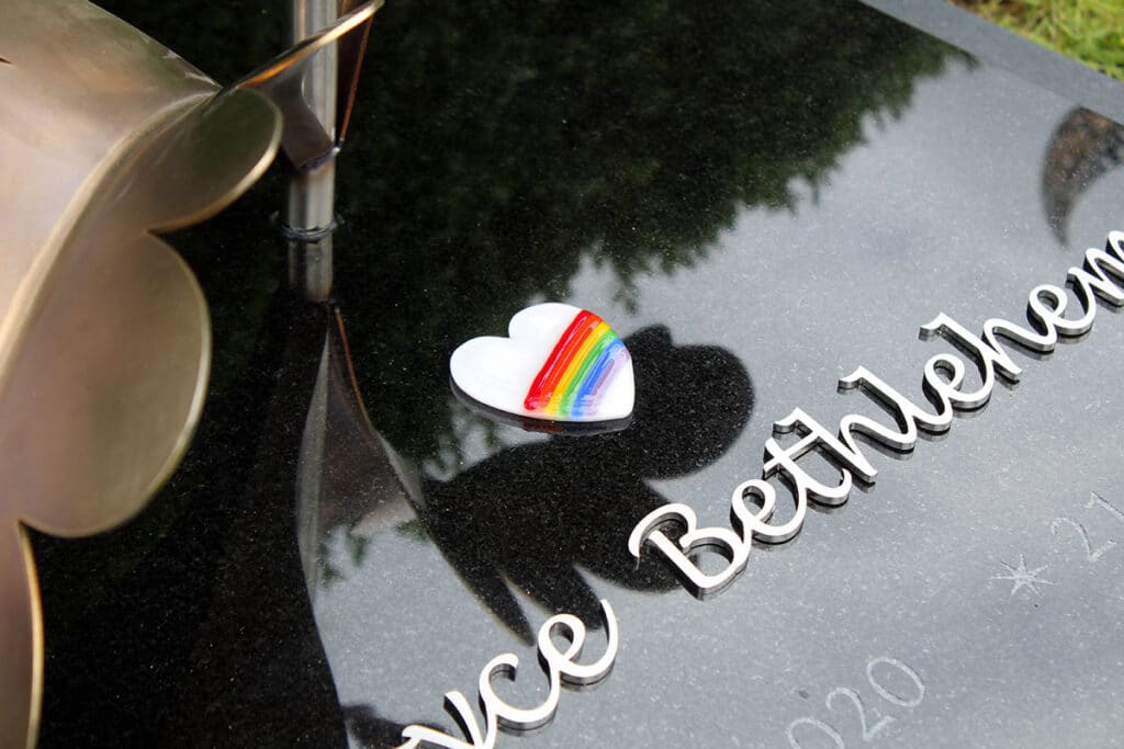 detail babygraf - RVS letters - glazen hartje met regenboog