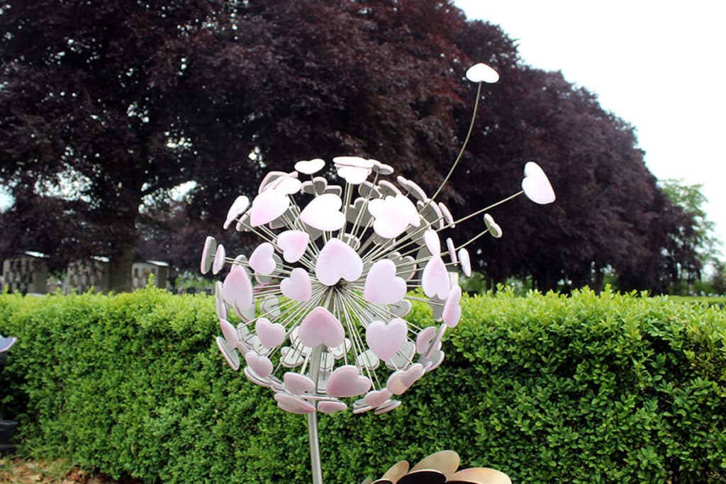 detail graf regenboogbaby met roze glazen hartjes