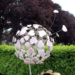 detail babygraf met rozen glazen hartjes