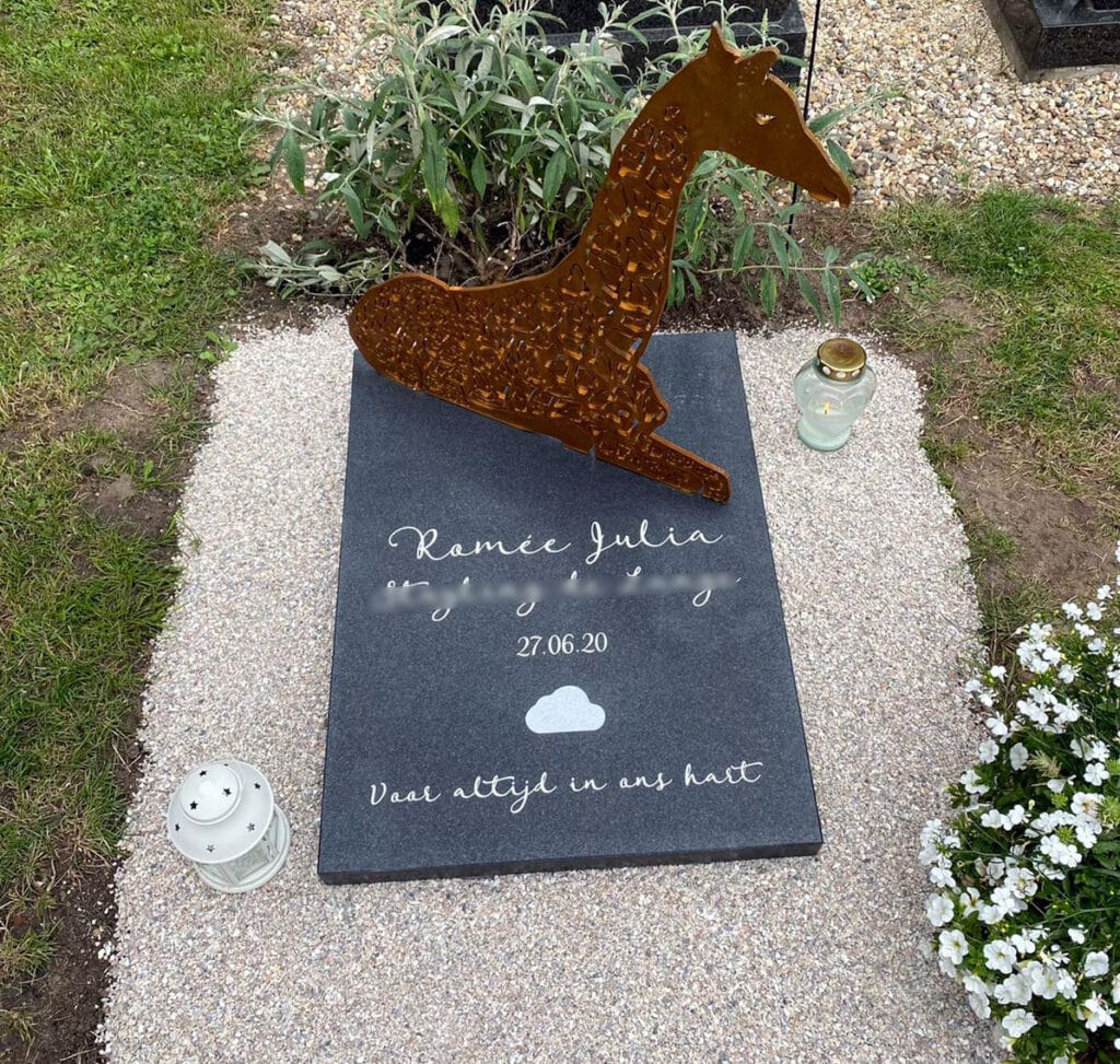 babygraf met giraf van cortenstaal