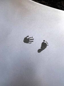 babygraf met hand en voetafdruk