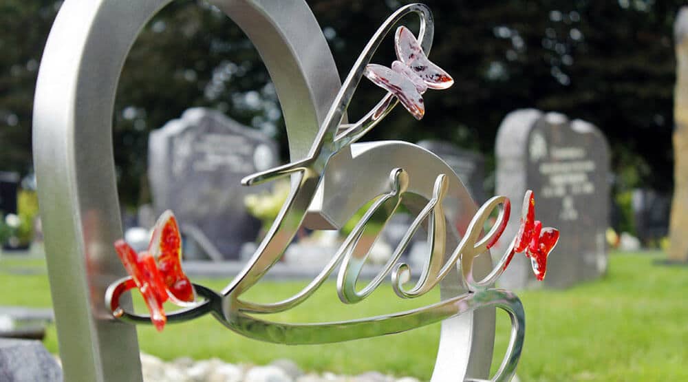 Gedenksteen baby met vlinders op babygraf 