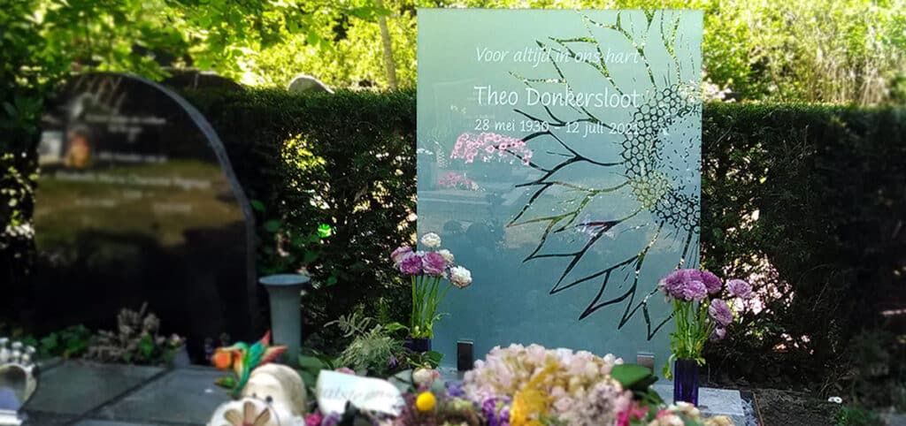 prachtige grafsteen van glas met zonnebloem