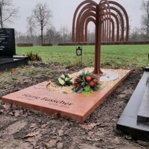 bijzonder grafmonument cortenstaal boom