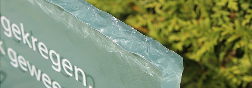 Glazen grafsteen met brokkelrand