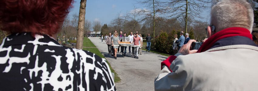 grafkunst monument met elkaar dragen