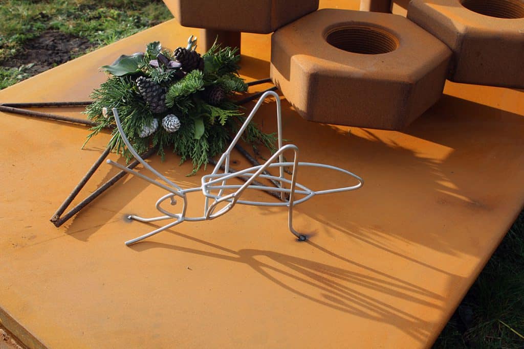 sprinkhaan op grafkunst monument