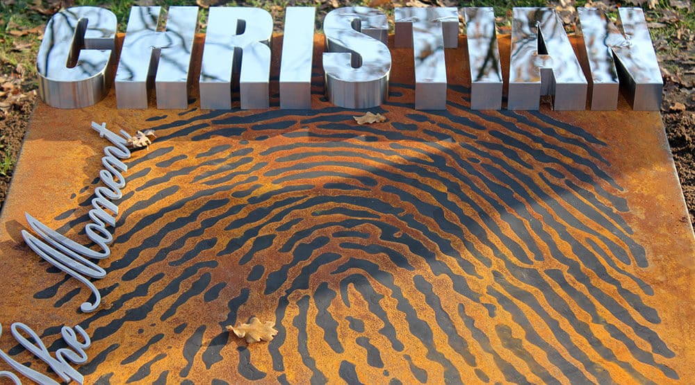 corten grafmonument met vingerafdruk