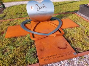 bijzonder grafmonument van cortenstaal