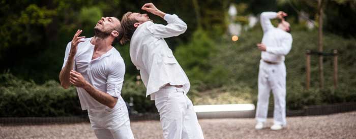 Dansen tussen grafstenen