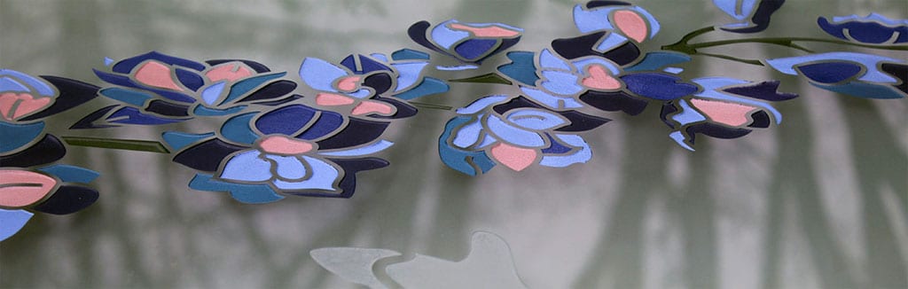 detail bloemen in glazen grafzerk