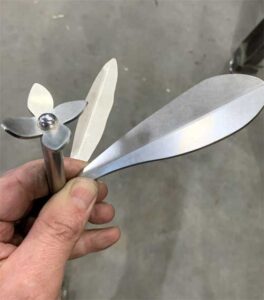 detail grafmonument - bloesem en blaadjes