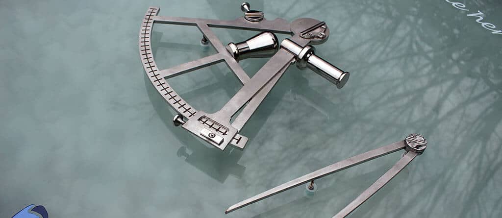 detail grafmonument-glas-zeeman-met-sextant-en-passer