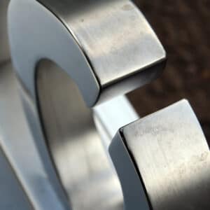 Detail RVS modern grafmonument voor partner echtgenoot