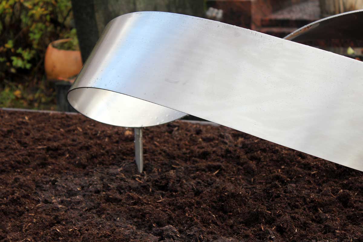 Detail Abstract RVS Grafmonument voor partner met beplanting