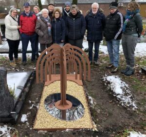 familie en vrienden bij grafmonument