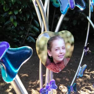 foto van meisje op kindergrafsteen van rvs